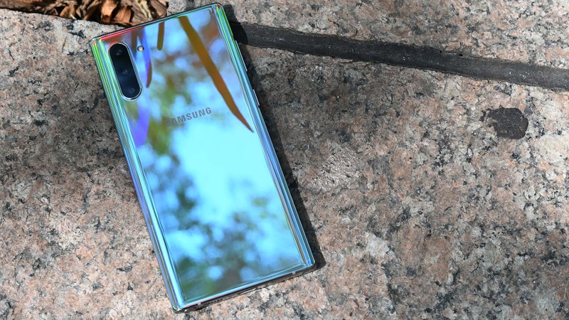 Illustration for article titled Galaxy Note 10 Review: A Smaller Note Makes For Better Handling